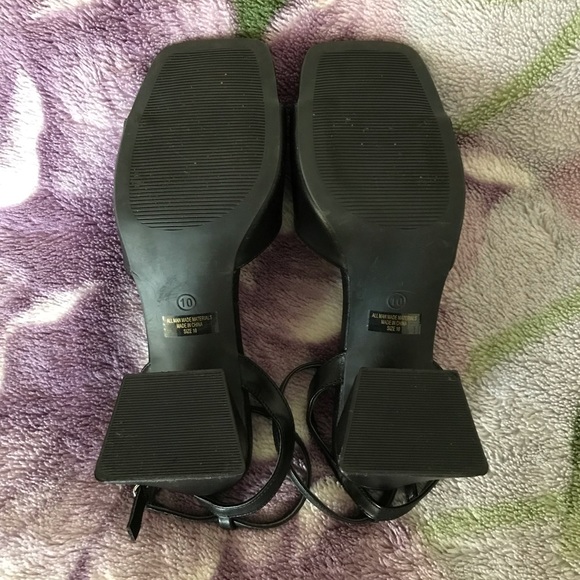 Wild Diva Ankle Strap Block Heeled Sandal - Picture 6 of 10